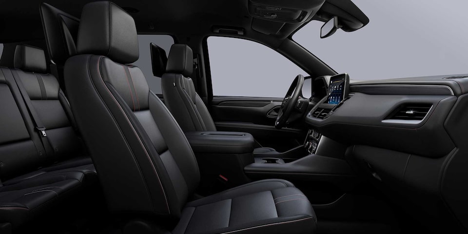 Chevrolet Suburban 2023 con interior en color piel negra con costuras rojas