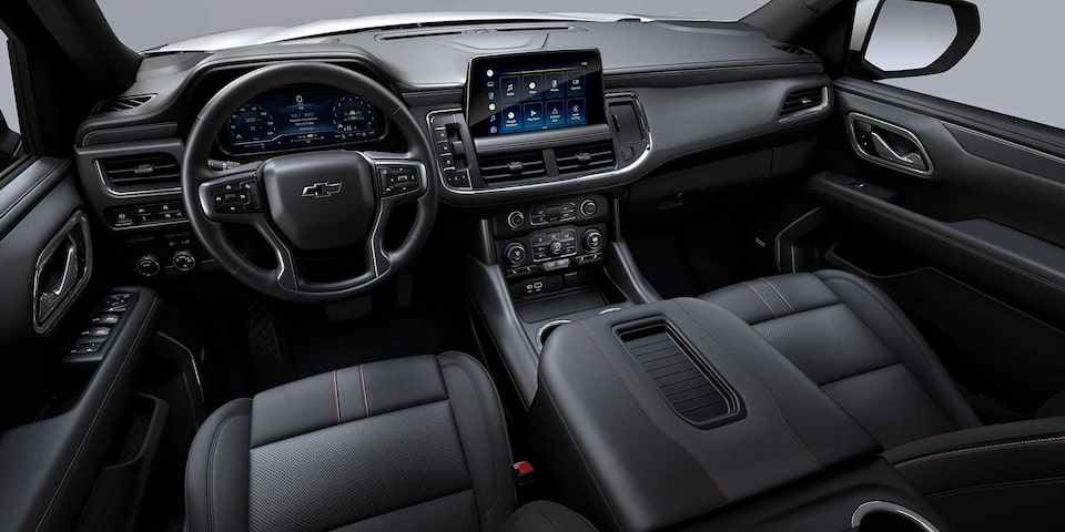 Chevrolet Suburban 2023 con interior en color piel negra con costuras rojas