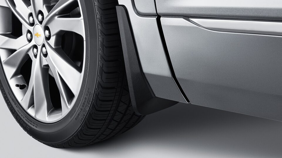 Añade las loderas moldeadas frontales en negro para tu camioneta mediana, Chevrolet Blazer 2024