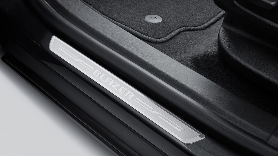 Estrena los protectores de solera frontales con emblema de Chevrolet Blazer 2024, camioneta mediana