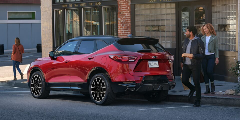 Chevrolet Blazer 2024, camioneta mediana con renovado diseño exterior RS y RS bitono, que muestra su estilo deportivo
