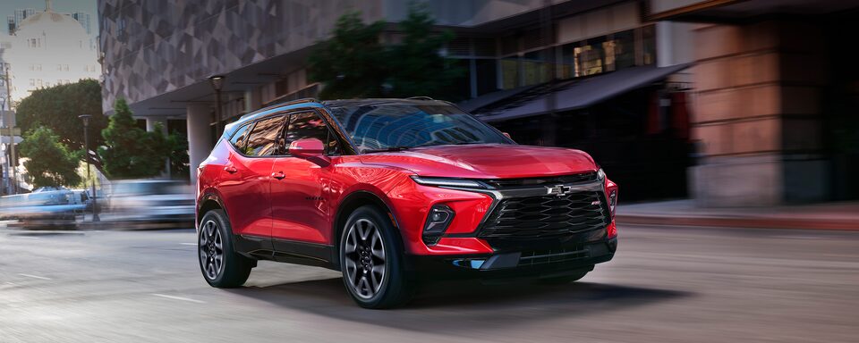 Chevrolet Blazer 2024, camioneta mediana con faros intellibeam, nuevo diseño de parrilla y rines en aluminio de 20 pulgadas.