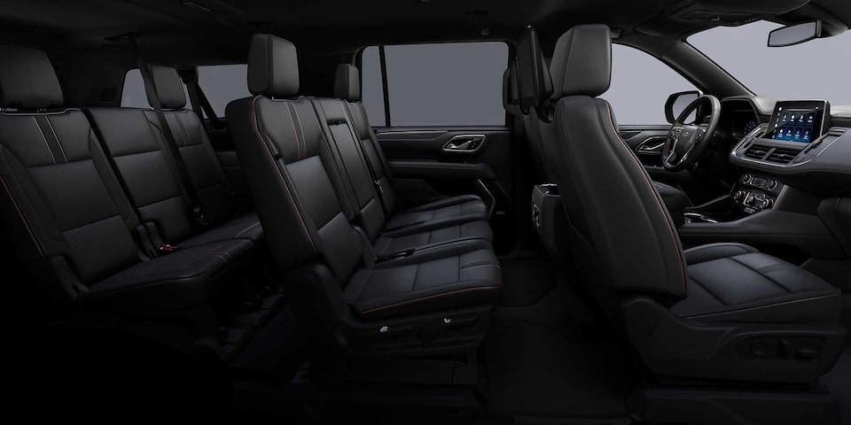 Chevrolet Suburban 2024 con interior en color piel negra con costuras rojas