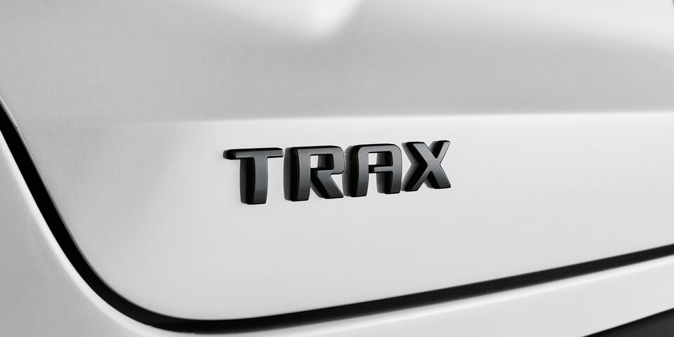 Emblema trasero negro Chevrolet Trax 2024