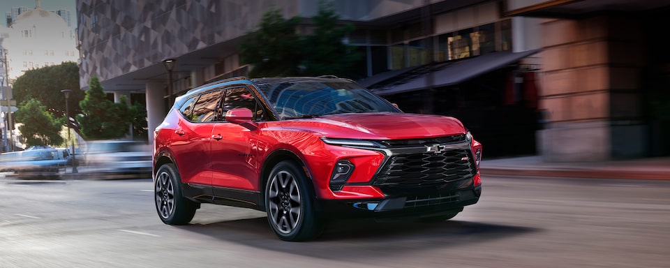 Chevrolet Blazer 2025, camioneta mediana con faros intellibeam, nuevo diseño de parrilla y rines en aluminio de 20 pulgadas.