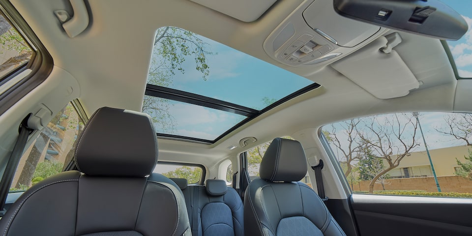 Vista interna de Chevrolet Captiva 2025 con asientos forrados en tactopiel con múltiples posiciones de ajuste
