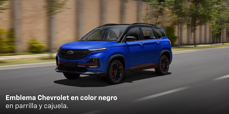 Exterior Chevrolet Captiva 2025 Black Edition con emblema en color negro en parrilla y cajuela
