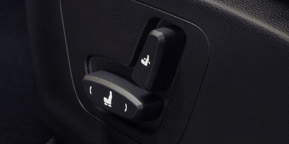 Chevrolet Captiva 2025 con asiento del conductor ajustable en 6 posiciones desde sus controles eléctricos