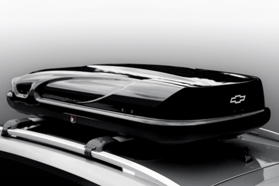 Concha portaequipaje con emblema Chevrolet y más accesorios externos para tu nueva Suburban 2025