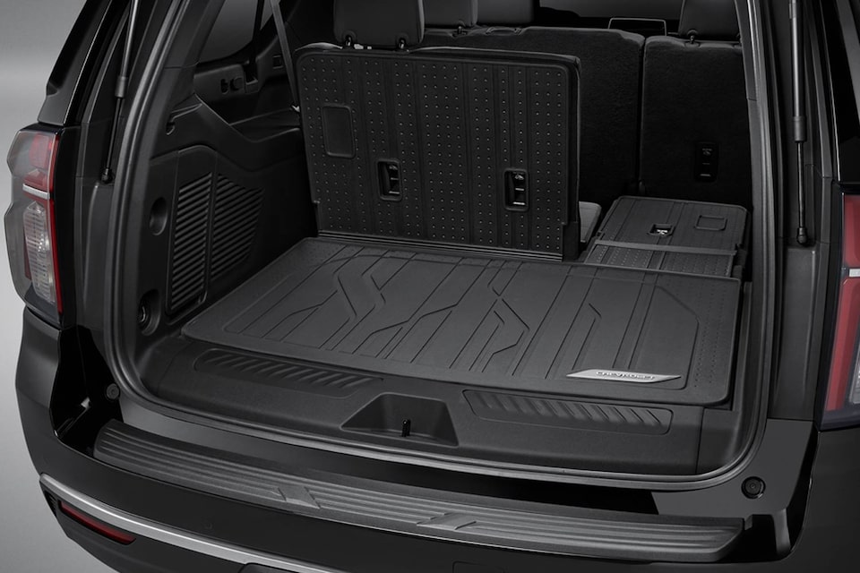 Protege el área de carga de tu Suburban 2025 con el tapete para cajuela en negro con emblema Chevrolet con cobertura extendida