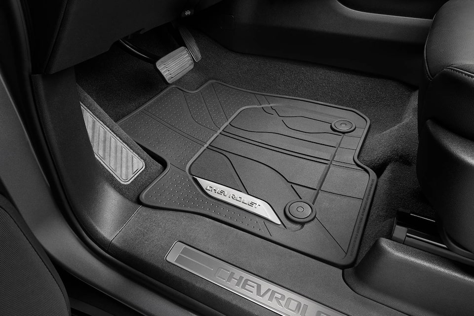 Accesorios: Tapete de vinil con emblema Chevrolet para proteger el piso de la primera fila de tu camioneta Suburban 2025