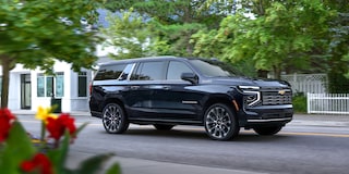 Chevrolet Suburban 2025, camioneta grande, vista lateral