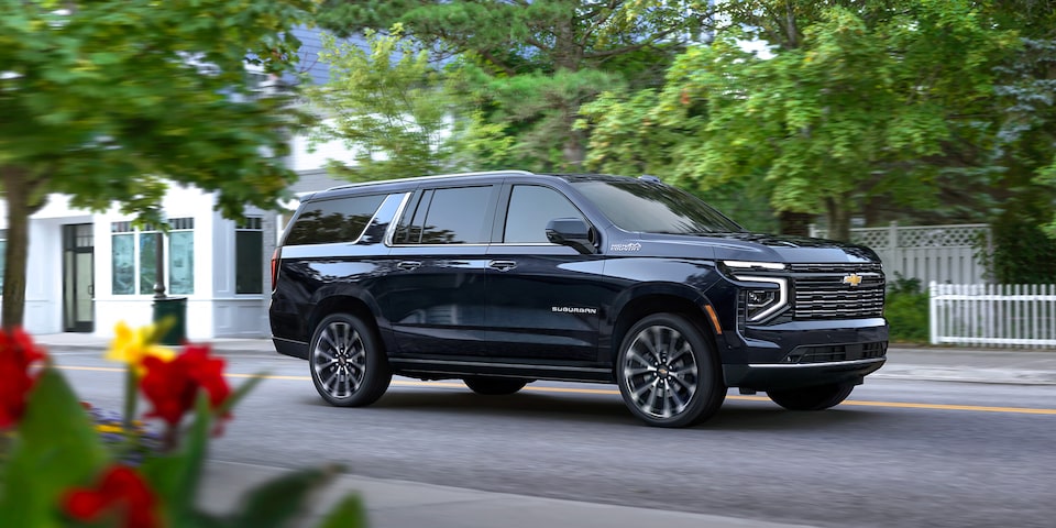 Chevrolet Suburban 2025, camioneta grande, vista lateral