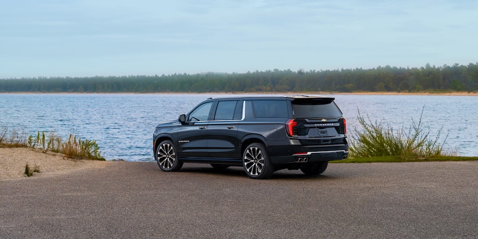 Chevrolet Suburban 2025, camioneta grande, vista trasera