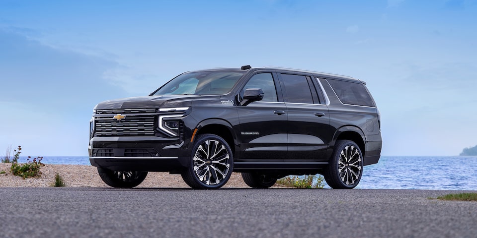 Suburban 2025, camioneta grande con nueva fascia delantera,  faros delanteros y traseros y calaveras Full LED con Intellibeam