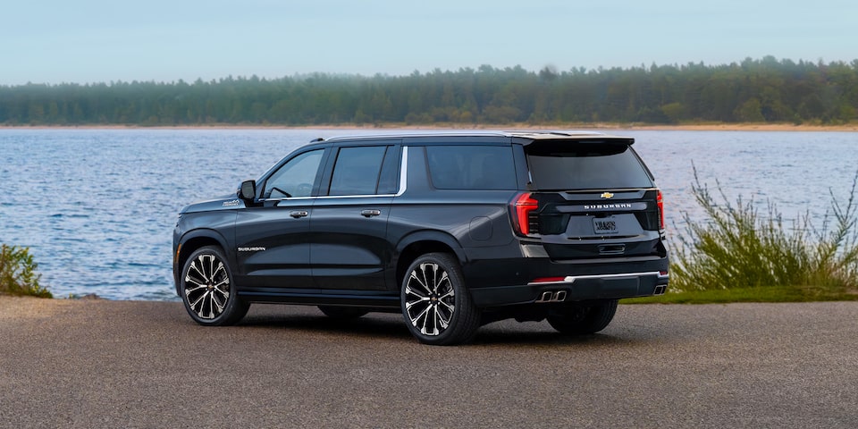 Nueva Suburban 2025, camioneta grande con ventilas aero-activas en parrila y manijas exteriores al color de la carrocería