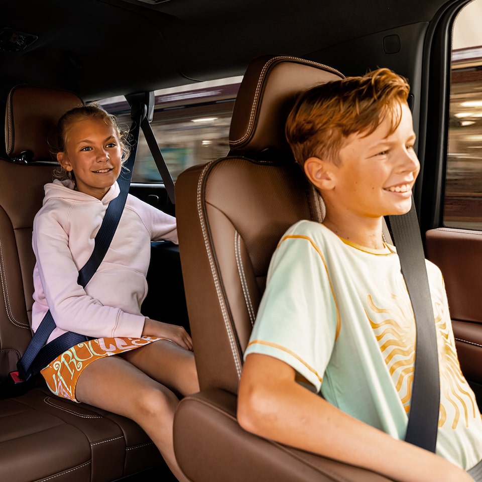 Chevrolet Suburban 2025, confort interior por asiento, con entretenimiento en pantallas en cabeceras