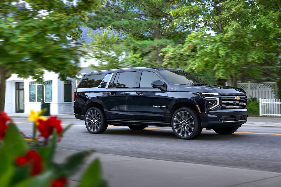Chevrolet Suburban 2025, camioneta grande con cajuela manos libres y tracción 4x4