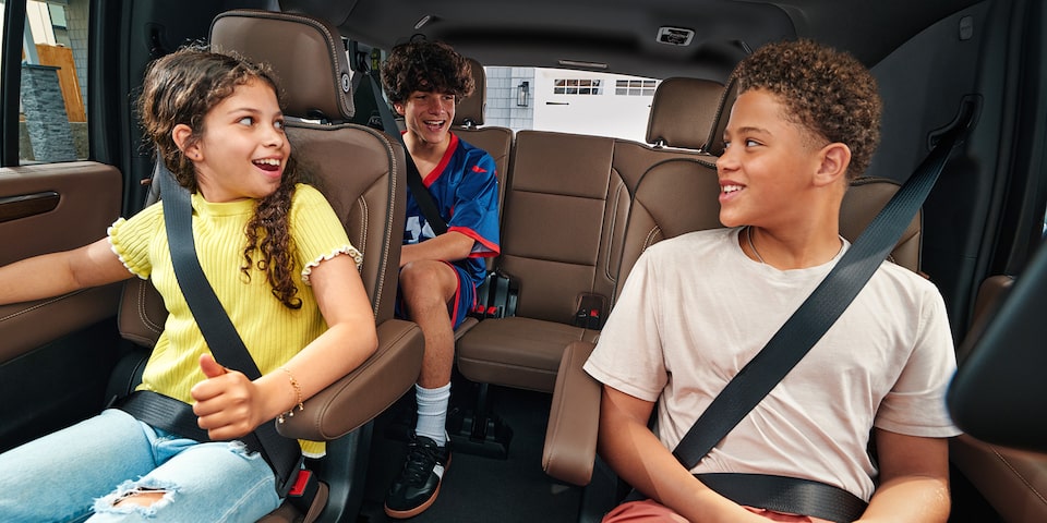 Chevrolet Suburban 2025, confort interior por asiento, con entretenimiento en pantallas en cabeceras y aire en zona Dual