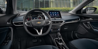 Chevrolet Tracker 2025 con aire acondicionado automático de una zona con controles electrónicos