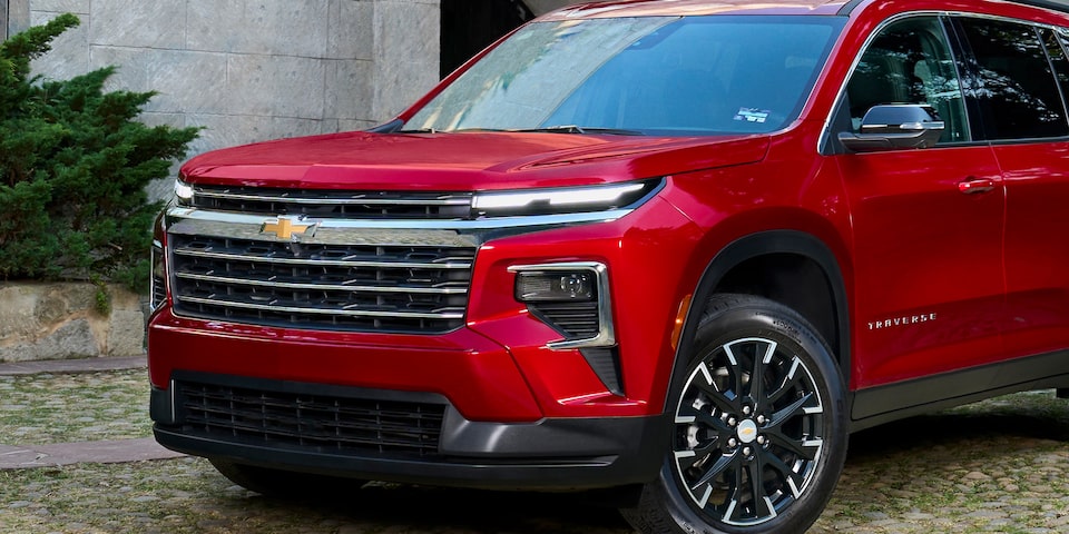 Vista delantera Faros LED IntelliBeam de Nueva Chevrolet Traverse 2025, camioneta familiar 7 pasajeros, motor Turbo 2.5L