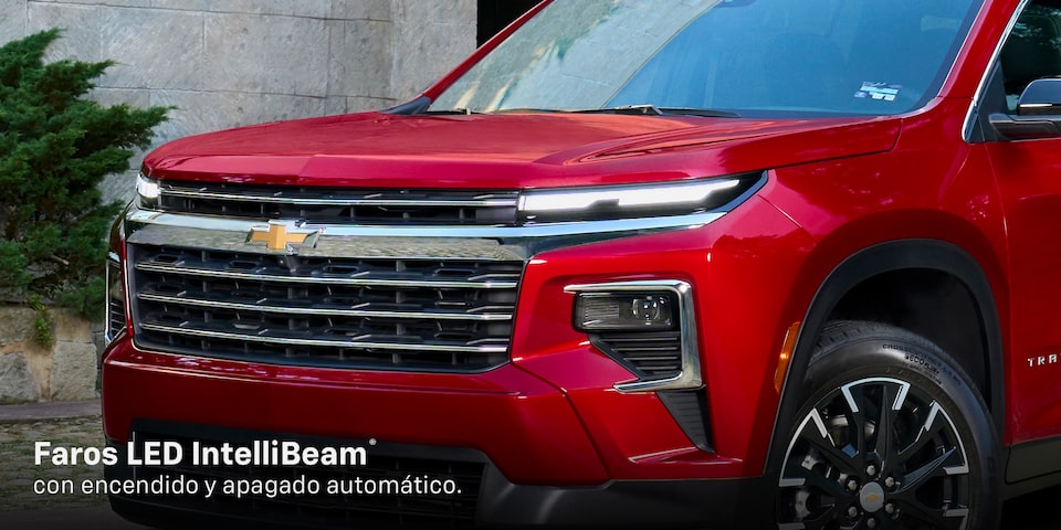 Nueva Chevrolet Traverse 2025, camioneta familiar con faros LED IntelliBeam de encendido y apagado automático