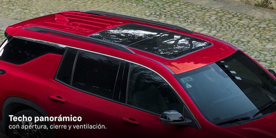 Nueva Chevrolet Traverse 2025 con techo panorámico de apertura, cierre y ventilación para mayor confort de tu familia