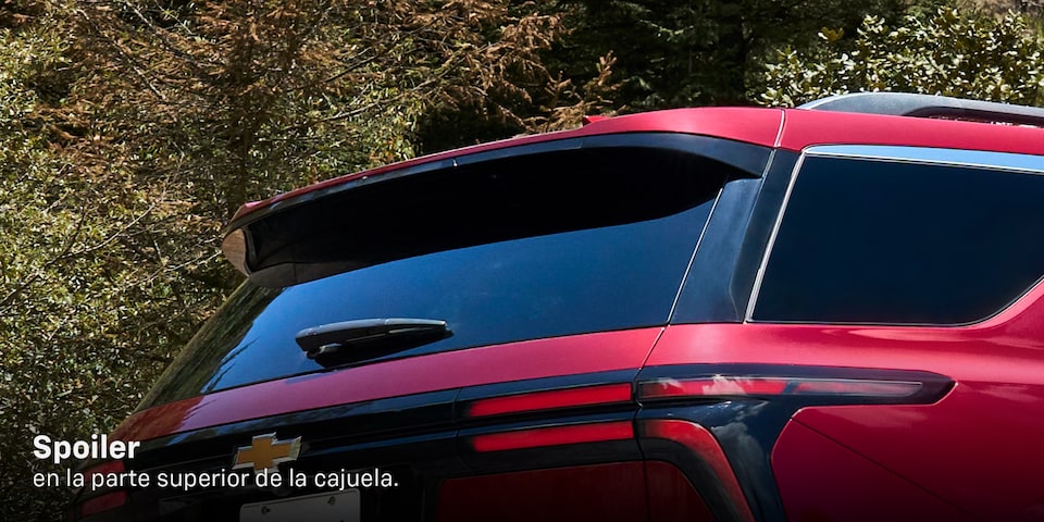 Nueva Chevrolet Traverse 2025, camioneta familiar con spoiler iluminado para la parte superior de la cajuela
