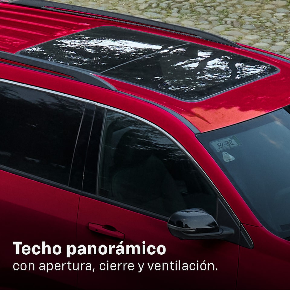 Nueva Chevrolet Traverse 2025 con techo panorámico de apertura, cierre y ventilación para mayor confort de tu familia