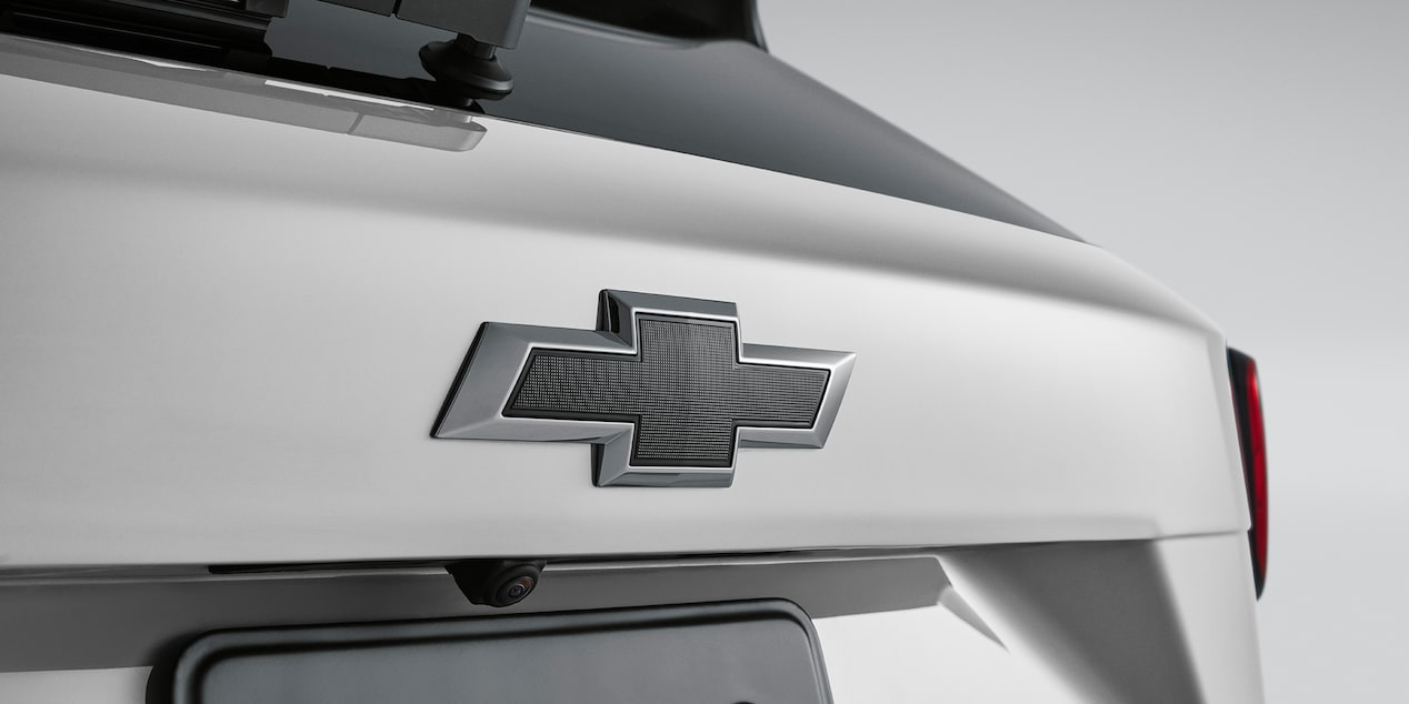 Tu SUV deportiva urbana con emblema negro para Chevrolet Trax 2025