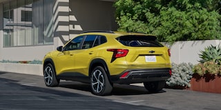 Suv deportiva Chevrolet Trax 2025 con sistema Stabilitrak® y parabrisas tintado