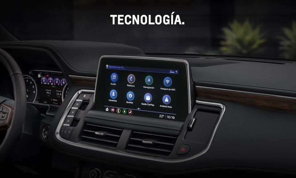 Infoentretenimiento SUV Chevrolet con conexión Bluetooth®, radio AM/FM y AUX.