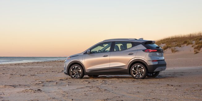 Chevrolet Bolt EUV, SUV eléctrica con rines en aluminio de 17 pulgadas y luces diurnas LED.