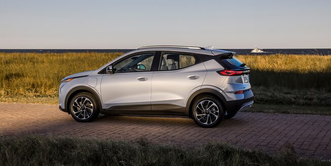 Chevrolet Bolt EUV, SUV eléctrica con manijas al color de la carrocería y acceso con llave inteligente.