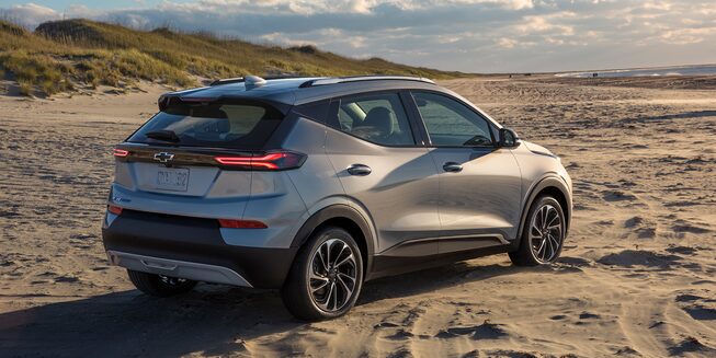 Chevrolet Bolt EUV, SUV eléctrica con luces diurnas LED y faros Intellibeam.