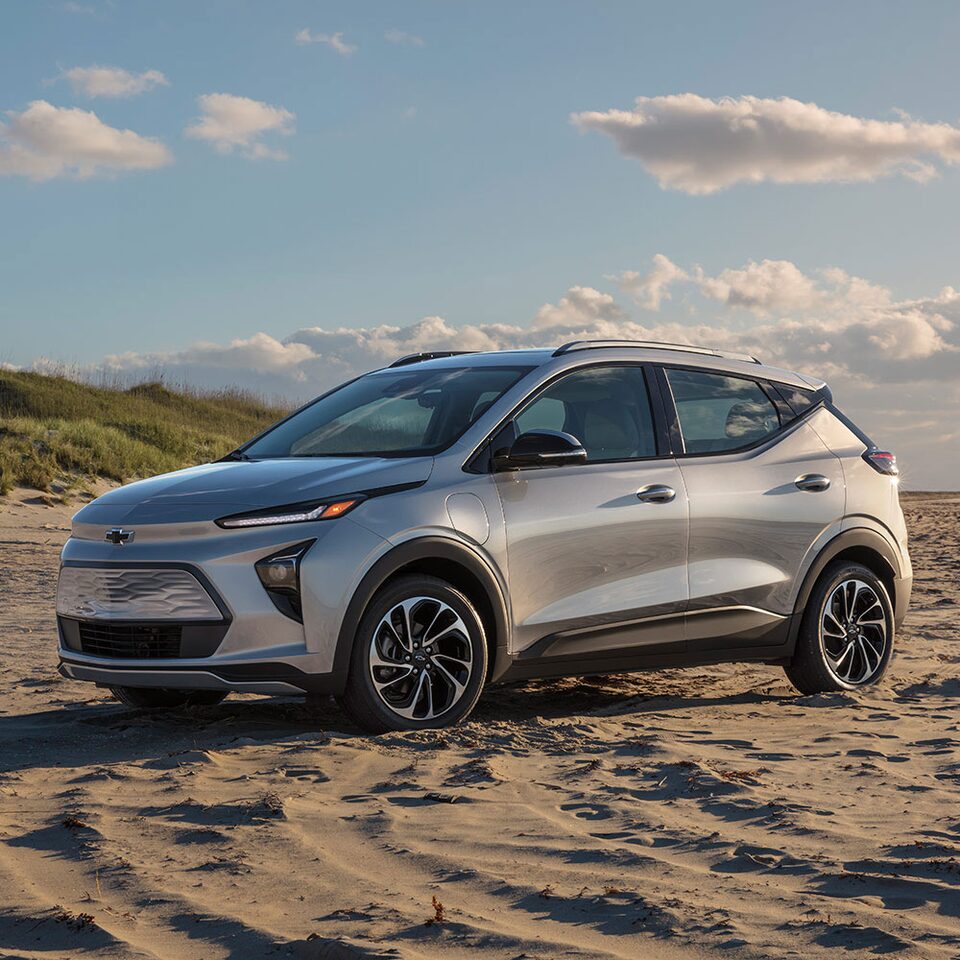 Chevrolet Bolt EUV, SUV eléctrica con molduras en puertas con insertos cromados y luces diurnas LED