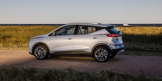 Chevrolet Bolt EUV 2023, SUV eléctrica con manijas al color de la carrocería y acceso con llave inteligente.