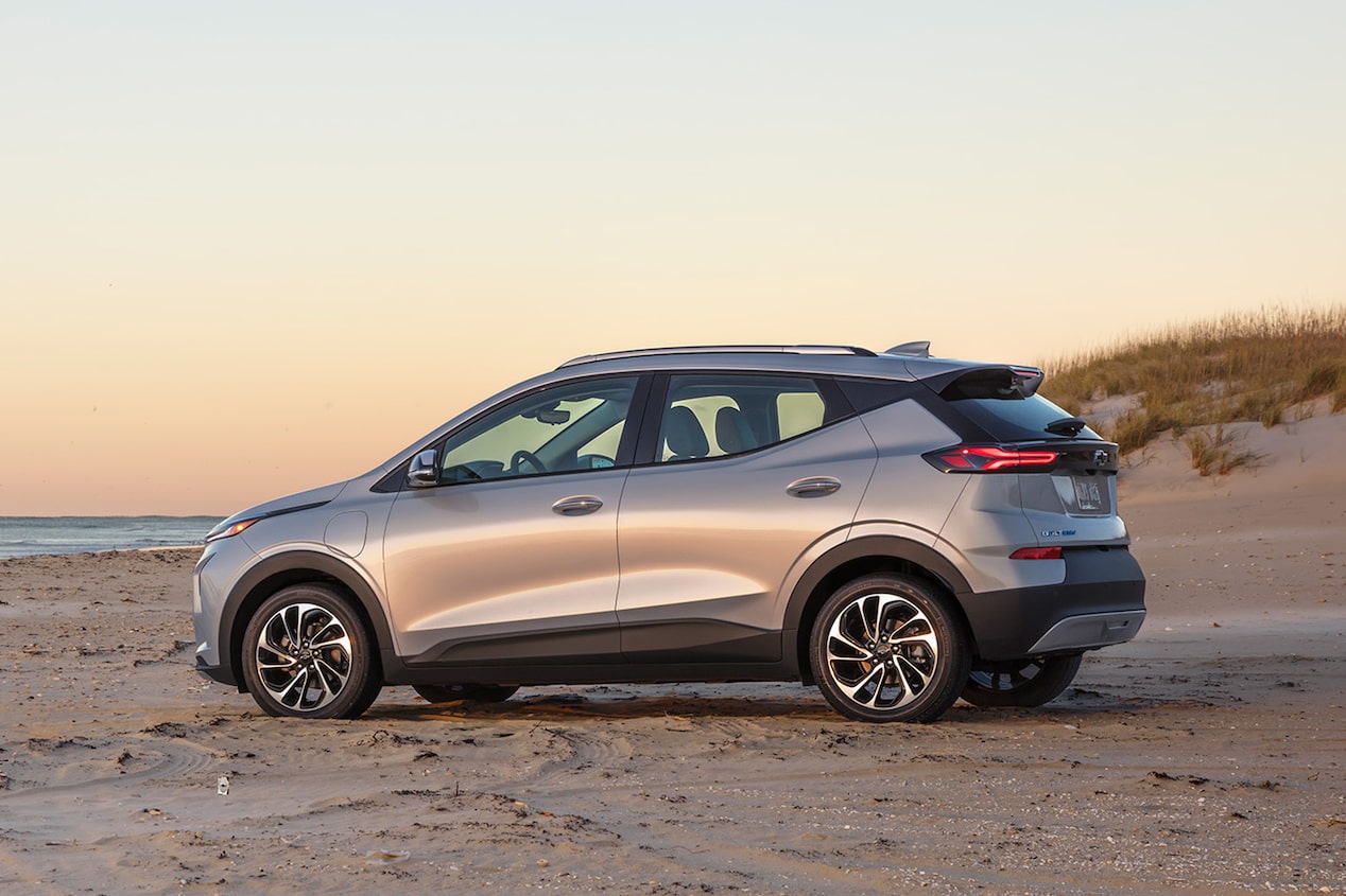 Chevrolet Bolt EUV 2023, SUV eléctrica con rines en aluminio de 17 pulgadas y luces diurnas LED.