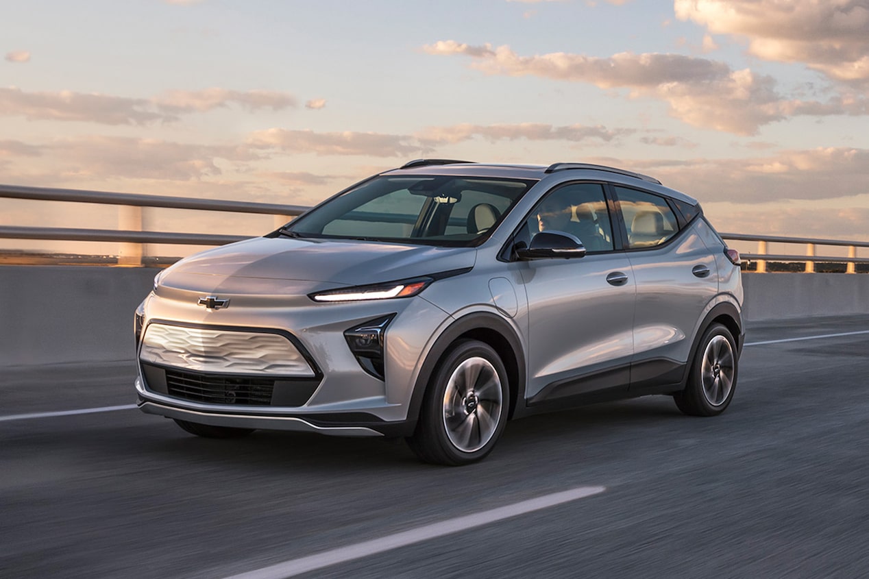 Chevrolet Bolt EUV 2023, SUV eléctrica con 2 ganchos de arrastre delanteros y rines en aluminio de 17 pulgadas.