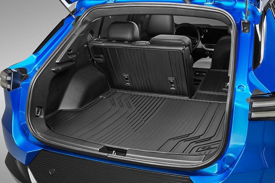 Tapetes de vinil rígidos con cobertura extendida y emblema Chevrolet para proteger el piso de la cajuela de Equinox EV 2025