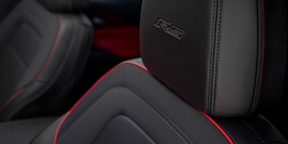 Chevrolet Equinox EV 2025 eléctrica deportiva con asientos en vinipiel negro con acentos en rojo