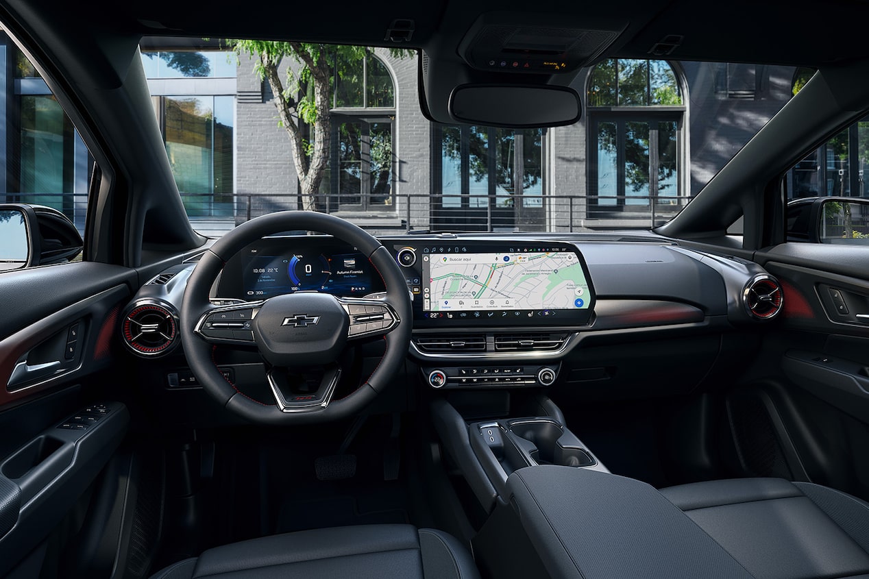 Vista interna Chevrolet Equinox EV 2025 SUV eléctrica con sistema de infoentretenimiento de 17.7" HD y más conectividad 