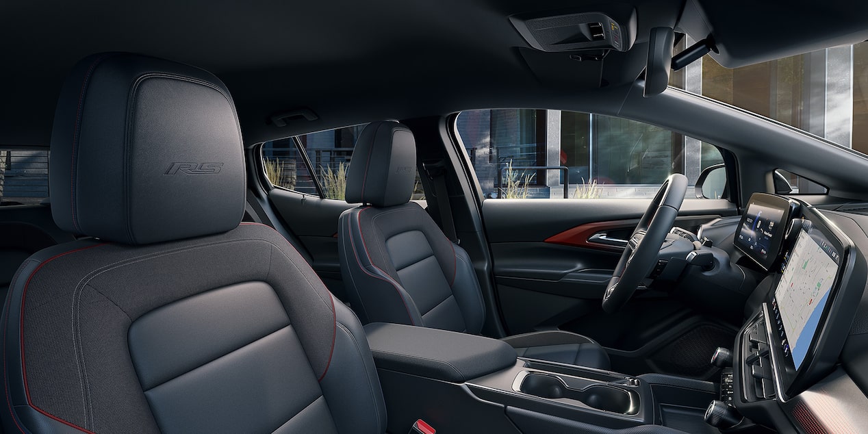 Nueva Chevrolet Equinox EV 2025 SUV eléctrica diseño deportivo RS, interior en color negro con acentos rojos
