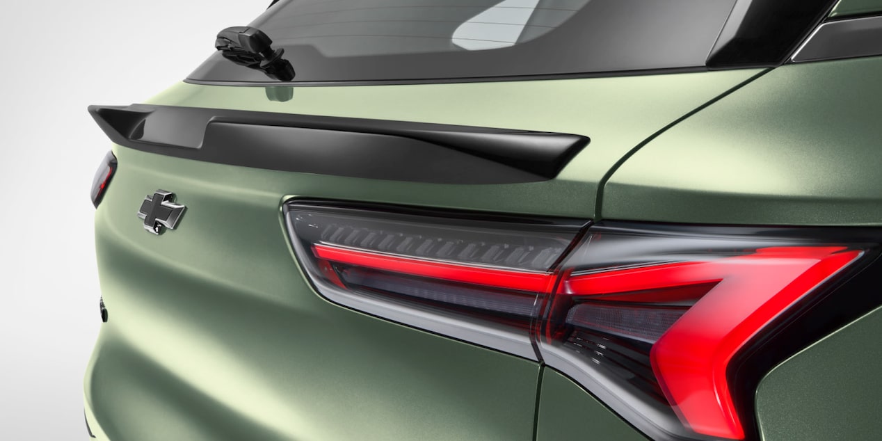 Alerón medio de quinta puerta color negro brillante