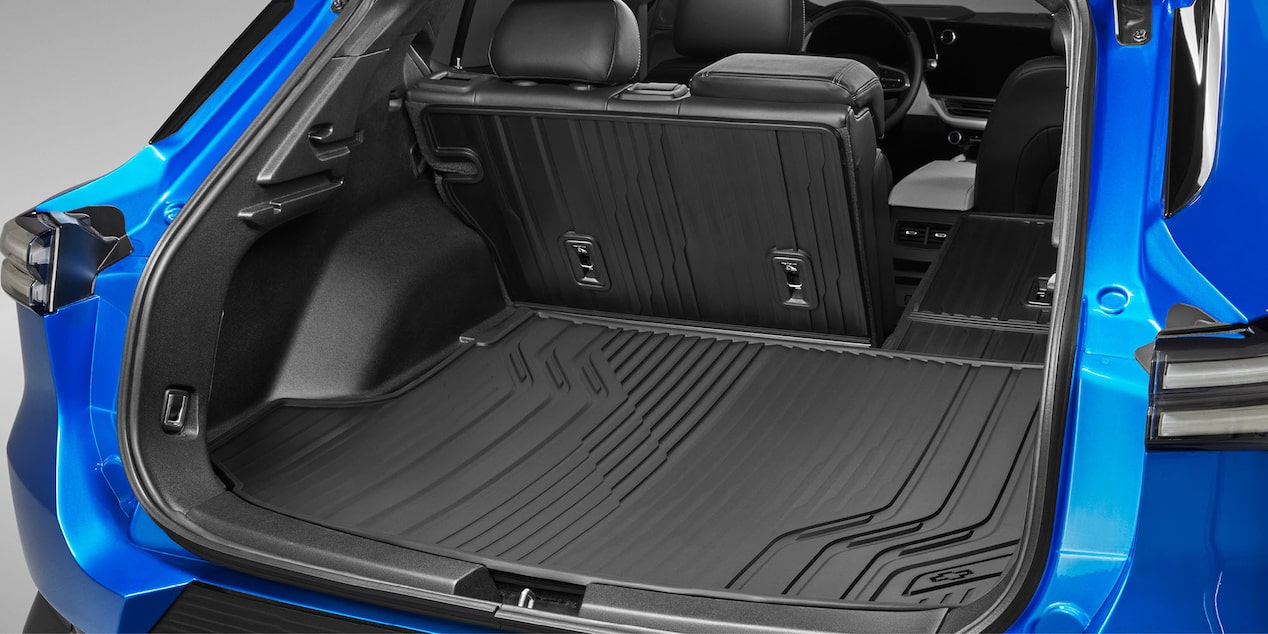 Tapetes de vinil rígidos con cobertura extendida y emblema Chevrolet para proteger el piso de la cajuela de Equinox EV 2026