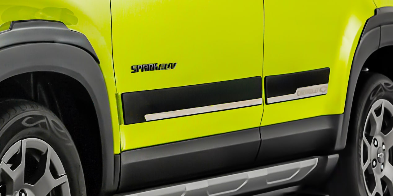 Molduras exteriores de puertas de Spark EUV en negro con logo de Chevrolet