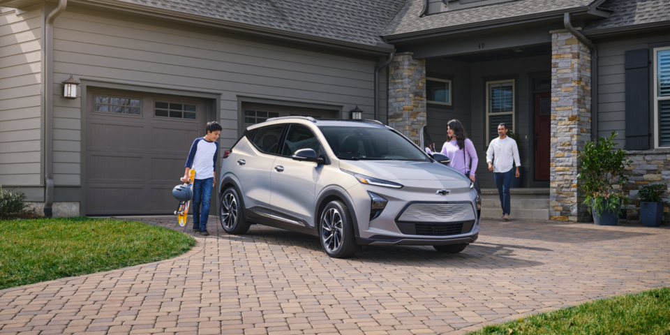 Chevrolet Bolt EUV en una entrada de garaje residencial