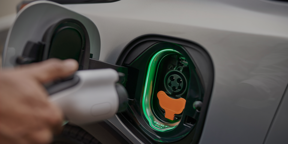 Primer plano del puerto de carga del Chevrolet Bolt EV