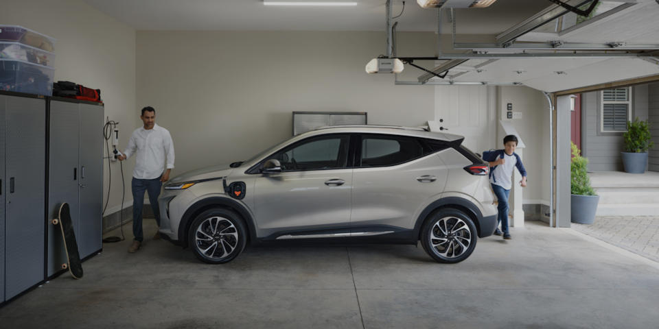 Chevrolet Bolt EUV cargándose en en una estación de casa