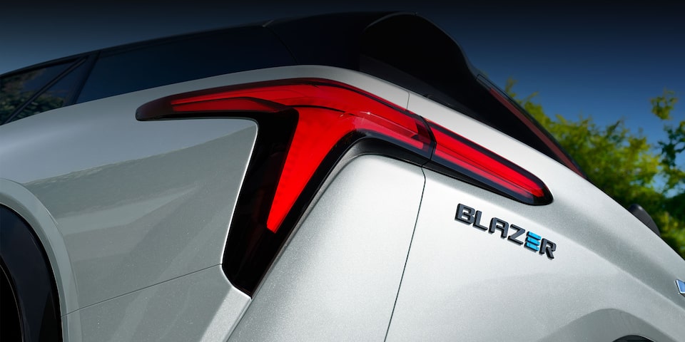 Chevrolet Blazer EV, SUV eléctrica en estación de carga pública